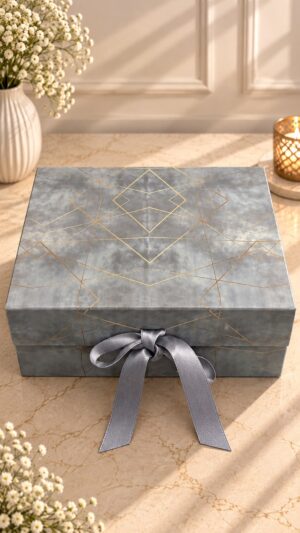 COLLAPSIBLE BOX WITH GOLDEN FOIL AND RIBBON | 8x10x4