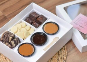 DESERT / SAVOURY PLATTER BOX (3 SECTIONS + 3 DIPS ) (BLACK CONTAINER NOT INCLUDED)