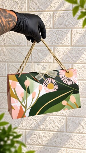 LARGE TRIANGLE GIFT BAG SIZE : 10.5x5.5x6
